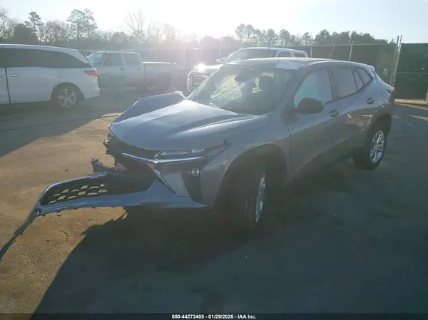 KL77LFE28RC034537 2024 CHEVROLET TRAX - Image 2