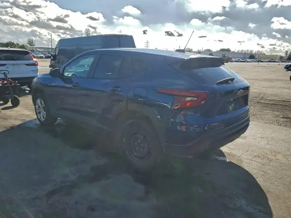 KL77LFE28RC043450 2024 CHEVROLET TRAX - Image 2