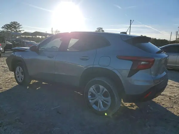 KL77LFE28RC051869 2024 CHEVROLET TRAX - Image 2