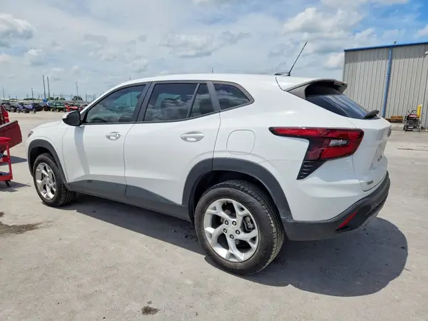 KL77LFE28RC070342 2024 CHEVROLET TRAX - Image 2