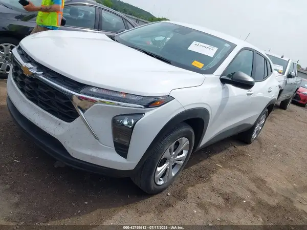 KL77LFE28RC070874 2024 CHEVROLET TRAX - Image 2