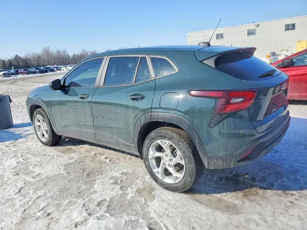 KL77LFE28SC127046 2025 CHEVROLET TRAX - Image 2