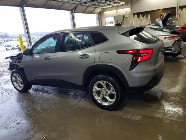KL77LFE29RC081978 2024 CHEVROLET TRAX - Image 2