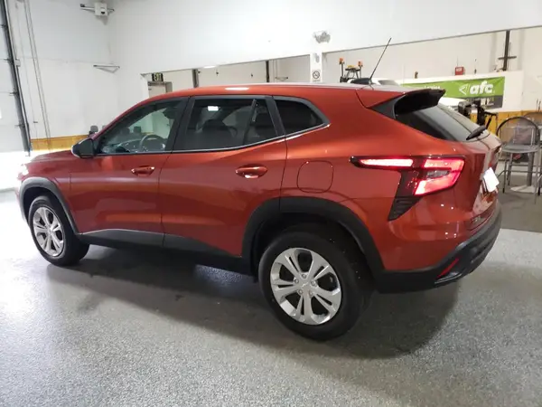 KL77LFE29RC105180 2024 CHEVROLET TRAX - Image 2