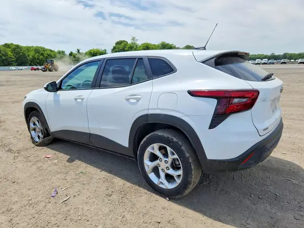 KL77LFE2XRC001734 2024 CHEVROLET TRAX - Image 2