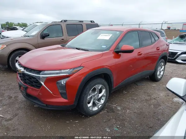 KL77LFE2XRC001765 2024 CHEVROLET TRAX - Image 2