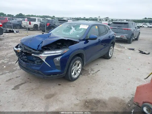 KL77LFE2XRC003337 2024 CHEVROLET TRAX - Image 2