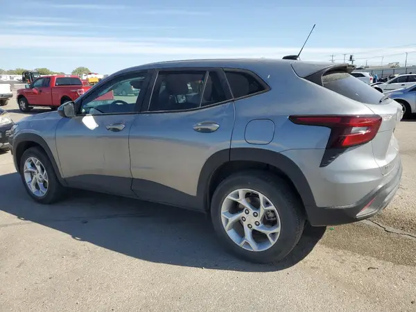 KL77LFE2XRC040856 2024 CHEVROLET TRAX - Image 2