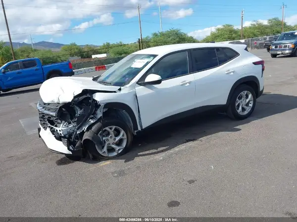 KL77LFEP0SC047722 2025 CHEVROLET TRAX - Image 2