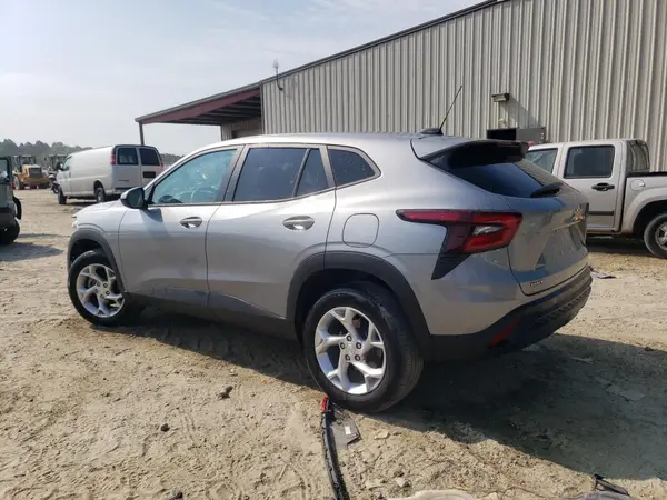 KL77LFEP0SC049471 2025 CHEVROLET TRAX - Image 2