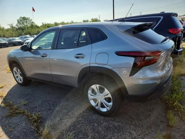 KL77LFEP0SC065850 2025 CHEVROLET TRAX - Image 2
