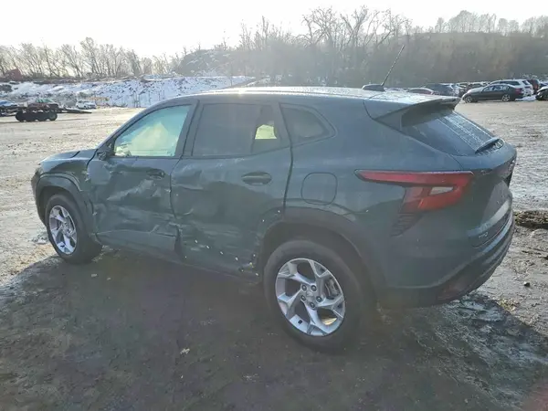 KL77LFEP0SC098248 2025 CHEVROLET TRAX - Image 2