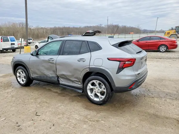 KL77LFEP0SC112987 2025 CHEVROLET TRAX - Image 2