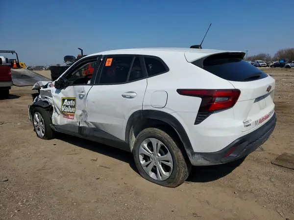 KL77LFEP0SC117302 2025 CHEVROLET TRAX - Image 2