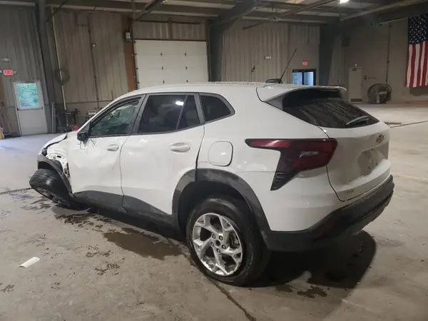 KL77LFEP0SC145942 2025 CHEVROLET TRAX - Image 2