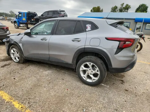 KL77LFEP0SC164331 2025 CHEVROLET TRAX - Image 2