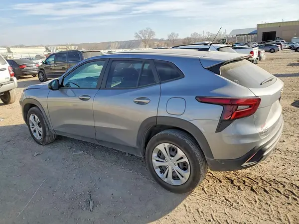 KL77LFEP0SC179637 2025 CHEVROLET TRAX - Image 2