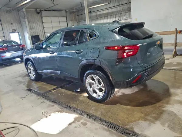 KL77LFEP0SC220865 2025 CHEVROLET TRAX - Image 2