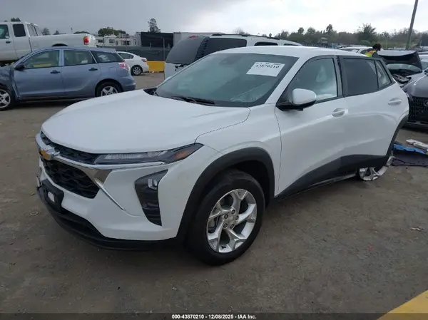 KL77LFEP0SC221465 2025 CHEVROLET TRAX - Image 2