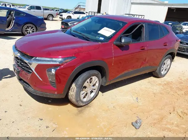 KL77LFEP0SC247368 2025 CHEVROLET TRAX - Image 2