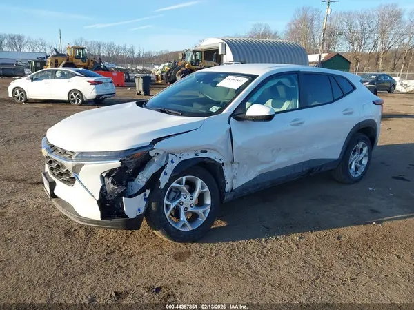 KL77LFEP0SC260508 2025 CHEVROLET TRAX - Image 2