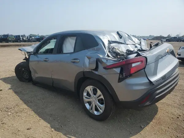 KL77LFEP0SC266230 2025 CHEVROLET TRAX - Image 2