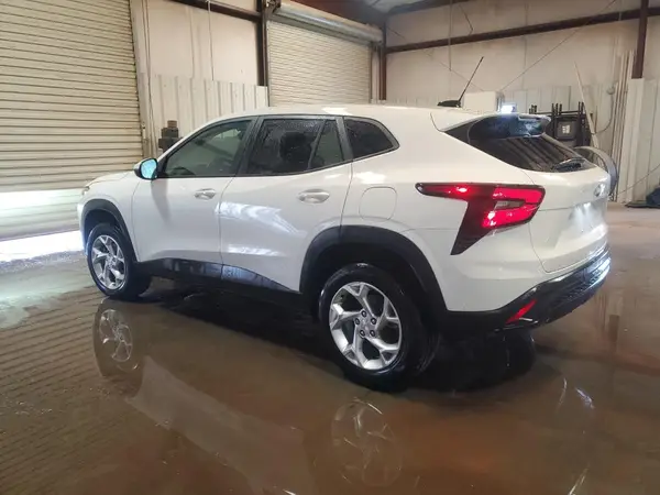 KL77LFEP0SC270861 2025 CHEVROLET TRAX - Image 2