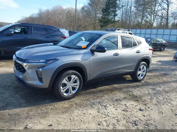 KL77LFEP0SC288597 2025 CHEVROLET TRAX - Image 2