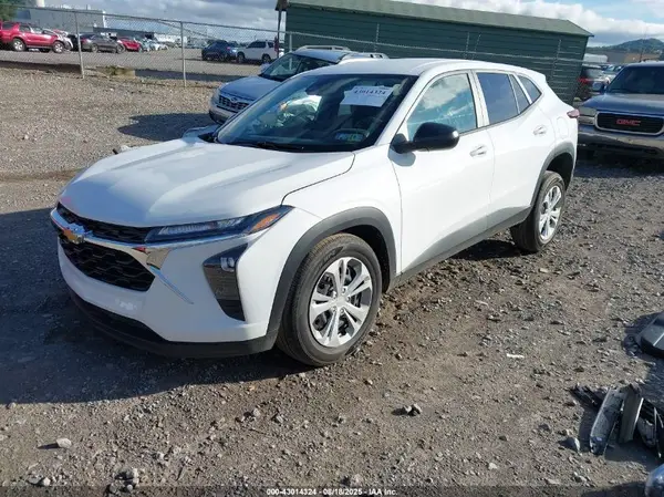 KL77LFEP0SC294612 2025 CHEVROLET TRAX - Image 2