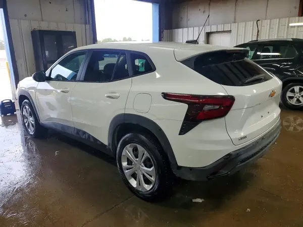 KL77LFEP0SC334767 2025 CHEVROLET TRAX - Image 2