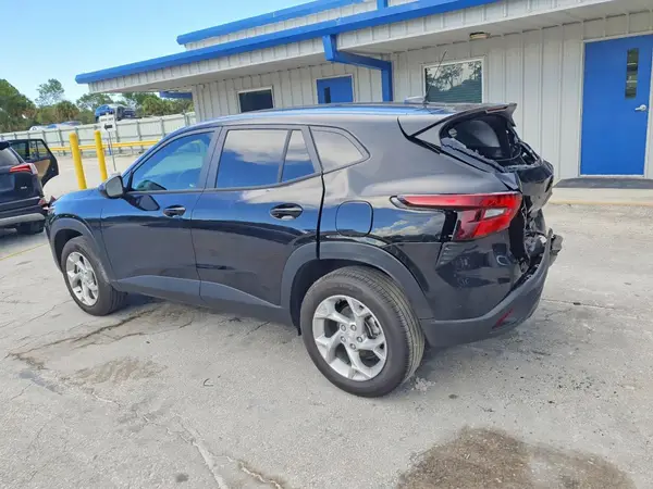 KL77LFEP0TC110884 2026 CHEVROLET TRAX - Image 2