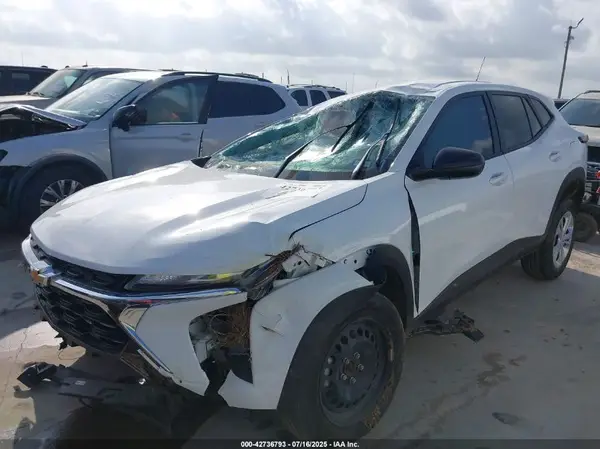 KL77LFEP1SC002191 2025 CHEVROLET TRAX - Image 2