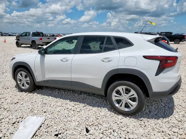 KL77LFEP1SC002238 2025 CHEVROLET TRAX - Image 2