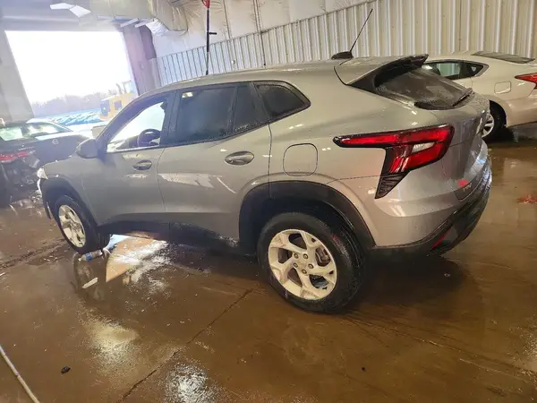 KL77LFEP1SC002658 2025 CHEVROLET TRAX - Image 2