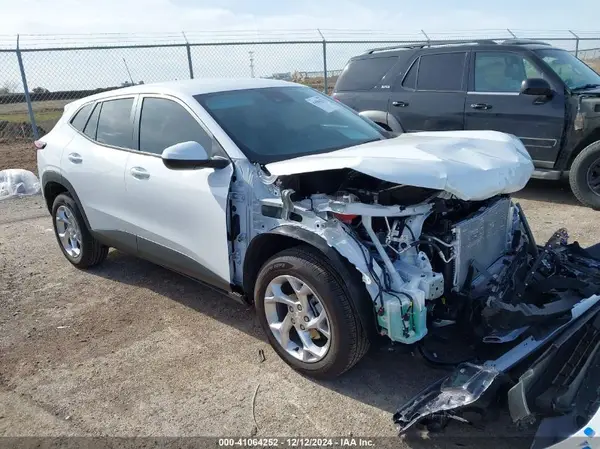 KL77LFEP1SC038866 2025 CHEVROLET TRAX - Image 1