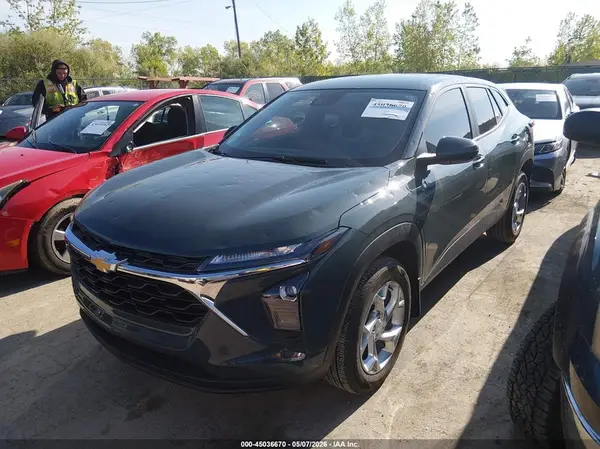 KL77LFEP1SC046045 2025 CHEVROLET TRAX - Image 2