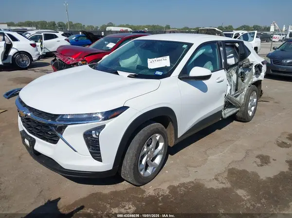 KL77LFEP1SC049124 2025 CHEVROLET TRAX - Image 2