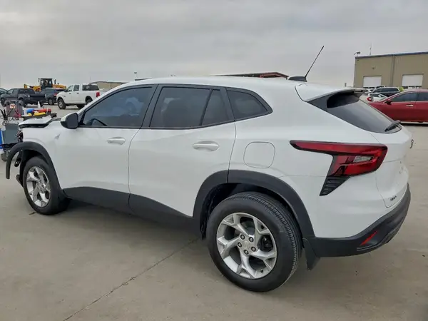 KL77LFEP1SC064500 2025 CHEVROLET TRAX - Image 2
