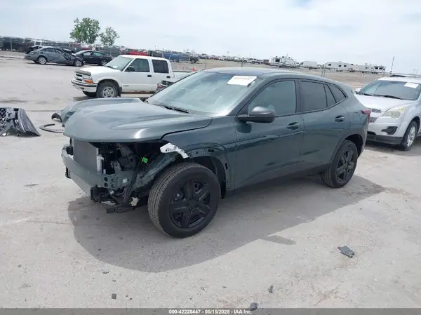 KL77LFEP1SC074637 2025 CHEVROLET TRAX - Image 2