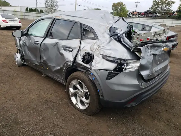 KL77LFEP1SC076310 2025 CHEVROLET TRAX - Image 2