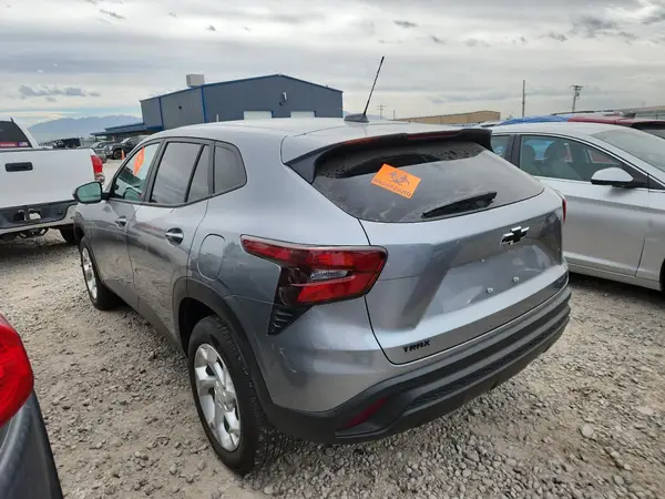 KL77LFEP1SC085749 2025 CHEVROLET TRAX - Image 2