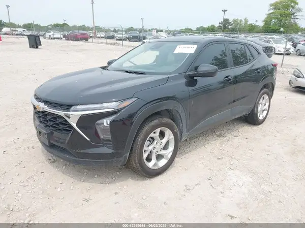 KL77LFEP1SC089851 2025 CHEVROLET TRAX - Image 2