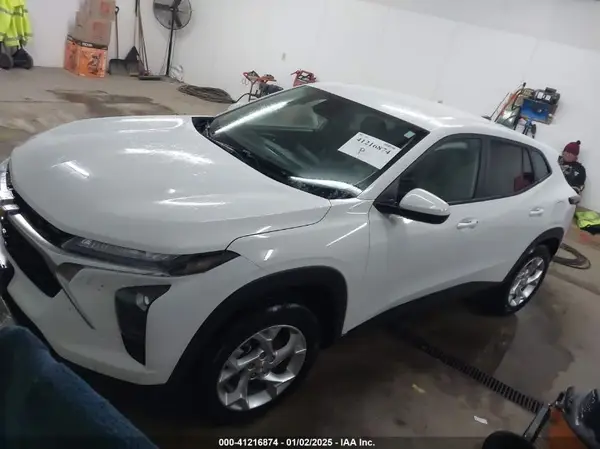 KL77LFEP1SC096749 2025 CHEVROLET TRAX - Image 2