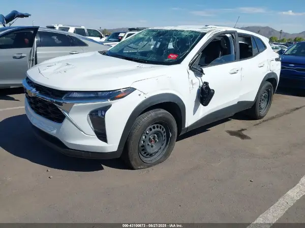 KL77LFEP1SC107118 2025 CHEVROLET TRAX - Image 2