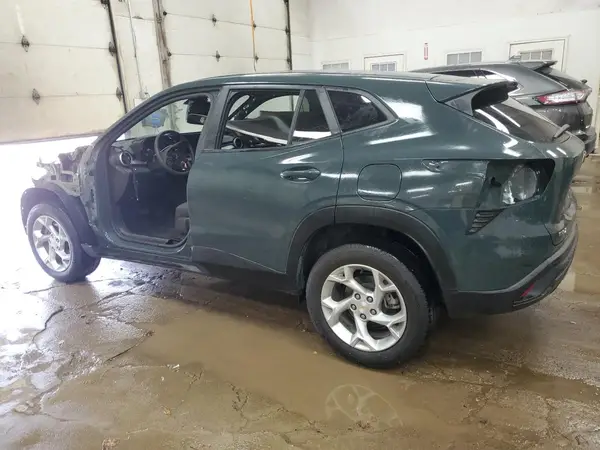 KL77LFEP1SC122556 2025 CHEVROLET TRAX - Image 2