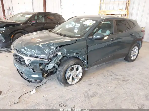 KL77LFEP1SC133363 2025 CHEVROLET TRAX - Image 2