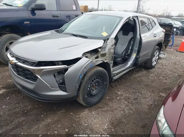 KL77LFEP1SC146128 2025 CHEVROLET TRAX - Image 2