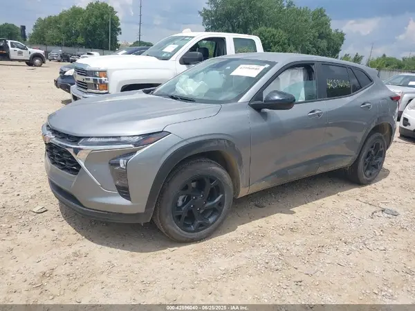 KL77LFEP1SC150860 2025 CHEVROLET TRAX - Image 2