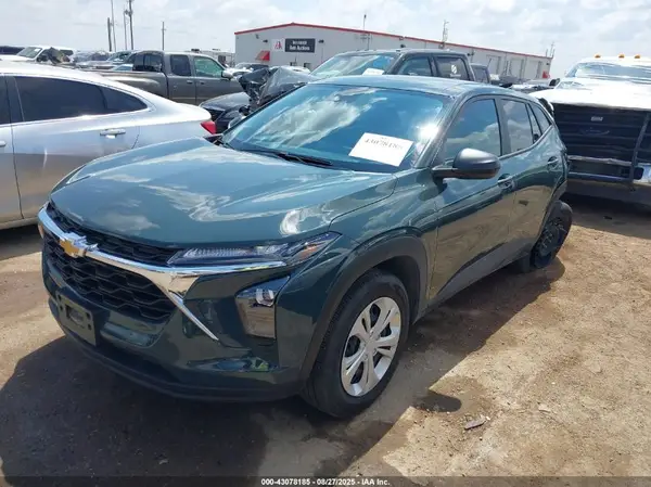 KL77LFEP1SC158411 2025 CHEVROLET TRAX - Image 2