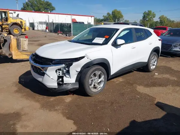 KL77LFEP1SC181249 2025 CHEVROLET TRAX - Image 2